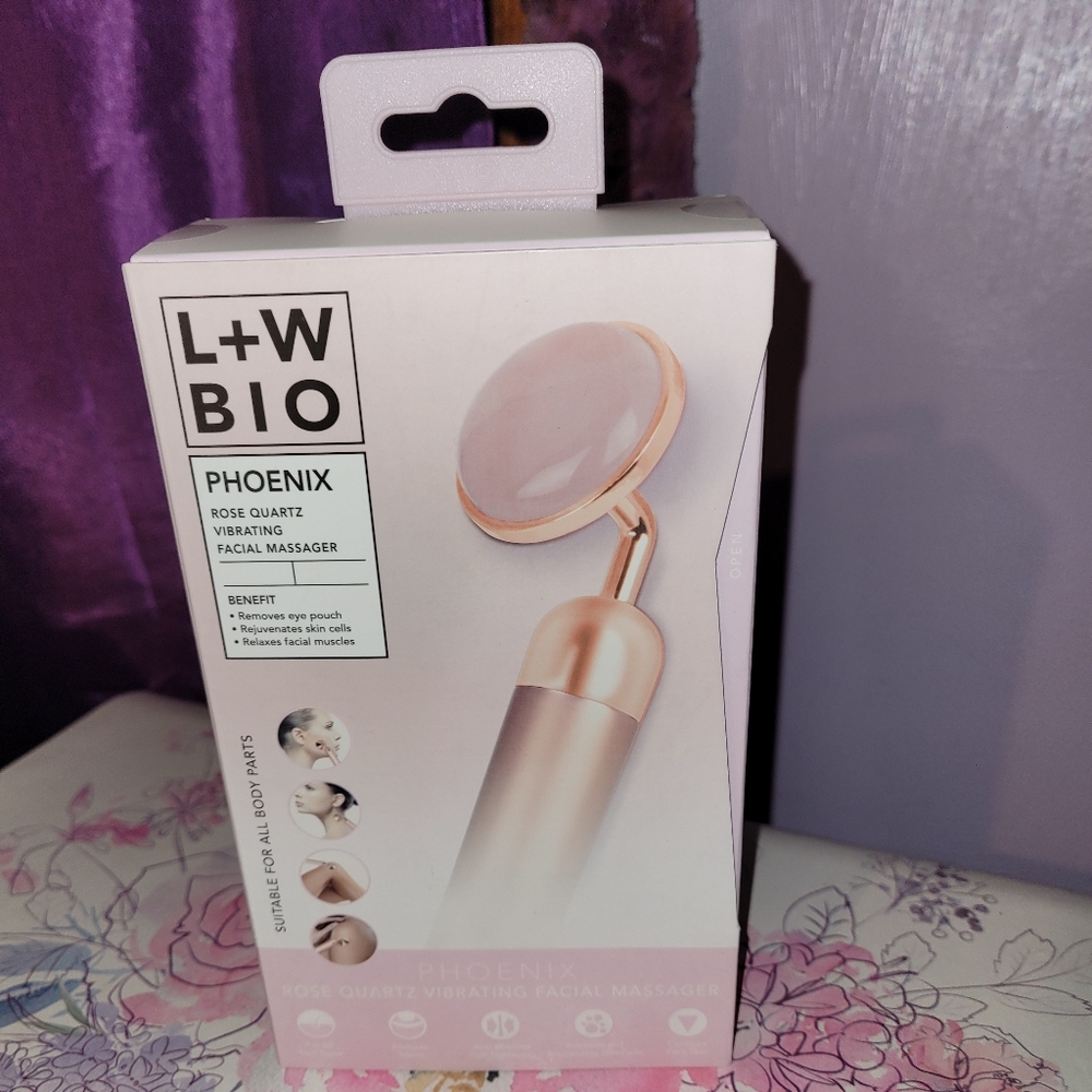 LUXE + WILLOWPhoenix Rose Quartz Stone Vibrating Facial Massager